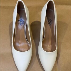 Trary Classic Cream Women's Heels